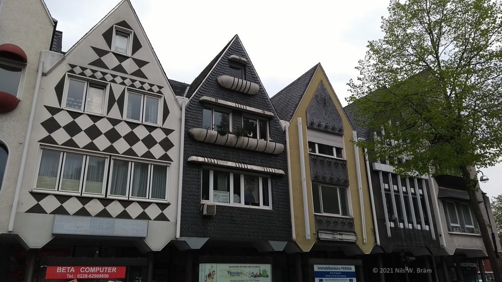 Häuserzeile in Bonn-Bad Godesberg in historischer niederrheinischer Räumlichkeit mit 70er-Jahre Materialästhetik.