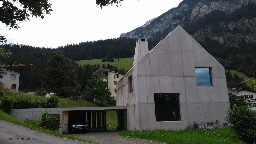 Einfamilienhaus in "Mono-Coque"-Beton-Bauweise in Trin-Mulin vor dem Flimser Stein.
One Family House in "Mono-Coque"-Beton-Technique in front of Rockfall of Flims, Switzerland