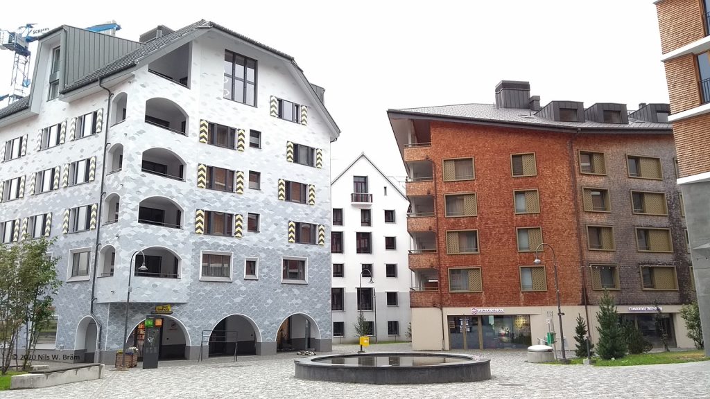 Innenhof Reussen-Quartier Andermatt - Sawiris-Resort
Barock-Anleihen - Holzschindeln - versetzte Fensterfronten - Felskavernen-Optik